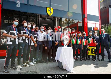 Monza, Italien. September 2021. Die Scuderia Ferrari-Piloten Leclerc Charles und Sainz Carlos, die mit den italienischen Olympiasiegern, TODT Jean (Fra), FIA-Präsident, DOMENICALLI Stefano (ita), Chairman und CEO der Formula One Group FOG, und Elkann John, Chairman und Chief Executive Officer von EXOR und Chairman von Fiat Chrysler posieren, Im Fahrerlager mit der Fußball-EM 2020-Trophäe, während der Formel 1 Heineken Gran Premio D'italia 2021, großer Preis von Italien, 14. Lauf der FIA Formel 1-Weltmeisterschaft 2021 vom 9. Bis 12. September 2021 auf dem Autodromo Nazionale di Monza, in Monza, Italien - Stockfoto