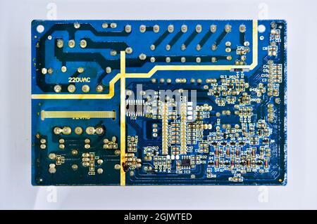 High-Tech-Elektronik-Platine, isoliert auf weißem Hintergrund Stockfoto