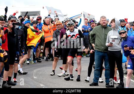 Die Fans jubeln den Radfahrern zu, während sie auf dem Cairn O' Mount während der achten Etappe der AJ Bell Tour of Britain von Stonehaven nach Aberdeen fahren. Bilddatum: Sonntag, 12. September 2021. Stockfoto
