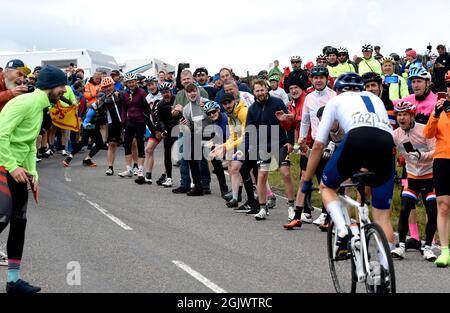 Die Fans jubeln den Radfahrern zu, während sie auf dem Cairn O' Mount während der achten Etappe der AJ Bell Tour of Britain von Stonehaven nach Aberdeen fahren. Bilddatum: Sonntag, 12. September 2021. Stockfoto
