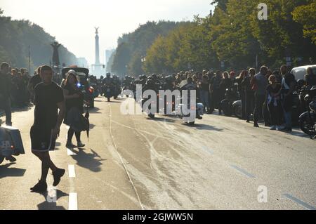 Demonstration 'Freiheit ist unsere Religion' - Mitglieder der Motorradclubs Hells Angels und Bandidos treffen sich am Brandenburger Tor in Berlin, Deutschland - 11. September 2021. Stockfoto