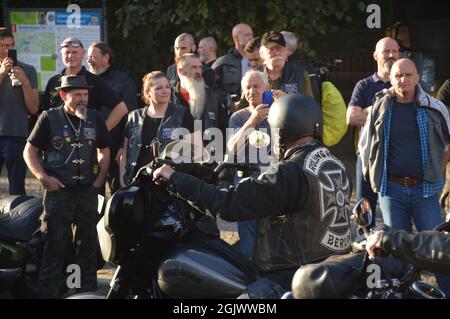 Demonstration 'Freiheit ist unsere Religion' - Mitglieder der Motorradclubs Hells Angels und Bandidos treffen sich am Brandenburger Tor in Berlin, Deutschland - 11. September 2021. Stockfoto