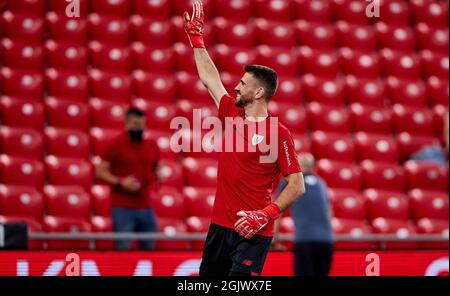 Unai Simon vom Athletic Club begrüßt die Fans während der spanischen Liga, La Liga Santander, Fußballspiel zwischen Athletic Club und RCD Mallorca im San Mames Stadion am 11. September 2021 in Bilbao, Spanien Stockfoto