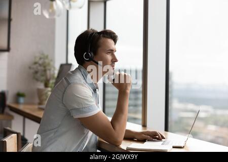 Nachdenkliche Millennials im Headset haben Webcam-Anruf Stockfoto