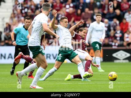 Hibernians Kyle Magennis und Hearts' Peter Haring kämpfen während des Cinch Premiership-Spiels im Tynecastle Park, Edinburgh, um den Ball. Bilddatum: Sonntag, 12. September 2021. Stockfoto