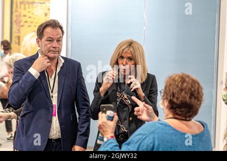 Paris, Frankreich. 10. September 2021. Brigitte Macron, umgeben von Guillaume Piens und Catherine Vauselle, bei einem Besuch der Ausstellung Art Paris 2021. Stockfoto