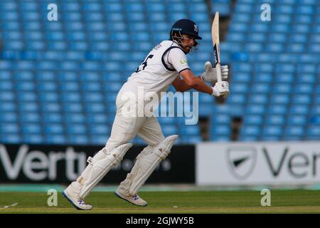 Leeds, Großbritannien. September 2021. Yorkshire County Cricket, Emerald Headingley Stadium, Leeds, West Yorkshire, 12. September 2021. LV= Insurance County ChampionshipÕs Division One - Yorkshire County Cricket Club vs Warwickshire CCC Tag 1. Will Rhodes von Warwickshire CCC schlagen. Kredit: Touchlinepics/Alamy Live Nachrichten Stockfoto