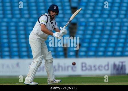 Leeds, Großbritannien. September 2021. Yorkshire County Cricket, Emerald Headingley Stadium, Leeds, West Yorkshire, 12. September 2021. LV= Insurance County ChampionshipÕs Division One - Yorkshire County Cricket Club vs Warwickshire CCC Tag 1. Will Rhodes von Warwickshire CCC schlagen. Kredit: Touchlinepics/Alamy Live Nachrichten Stockfoto