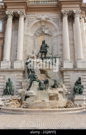 BUDAPEST, UNGARN - 19. AUGUST 2021: Eine monumentale Brunnengruppe die Jagd nach König Matthias auf dem westlichen Vorplatz der Budaer Burg Stockfoto