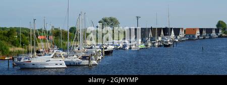 Marina- Und Tilt-Häuser An Der Harle, Harlesiel, Carolinensiel, Ostfriesland, Niedersachsen, Deutschland, Europa Stockfoto