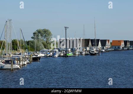 Marina- Und Tilt-Häuser An Der Harle, Harlesiel, Carolinensiel, Ostfriesland, Niedersachsen, Deutschland, Europa Stockfoto