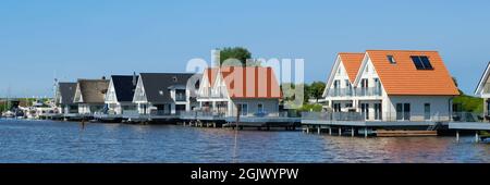 Stelzenhäuser An Der Harle, Harlesiel, Carolinensiel, Ostfriesland, Niedersachsen, Deutschland, Europa Stockfoto