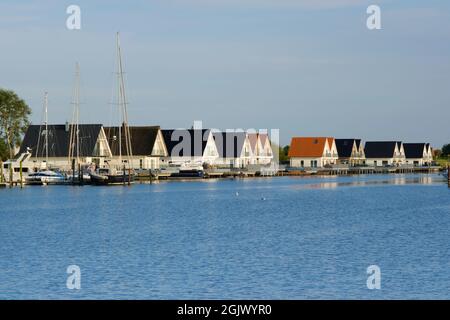 Stelzenhäuser An Der Harle, Harlesiel, Carolinensiel, Ostfriesland, Niedersachsen, Deutschland, Europa Stockfoto