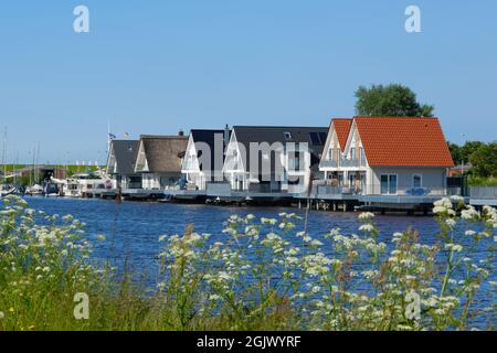 Stelzenhäuser An Der Harle, Harlesiel, Carolinensiel, Ostfriesland, Niedersachsen, Deutschland, Europa Stockfoto