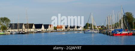 Stelzenhäuser An Der Harle, Harlesiel, Carolinensiel, Ostfriesland, Niedersachsen, Deutschland, Europa Stockfoto