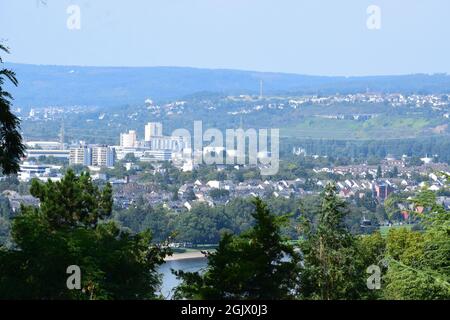 Blick über Koblenz vom Rhein auf die Moselseite Stockfoto
