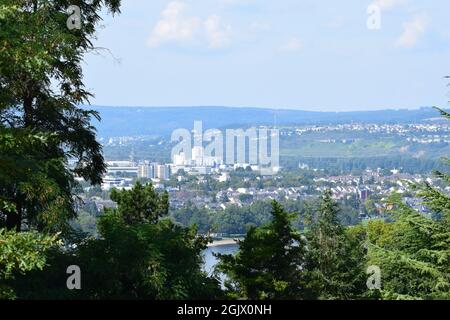 Blick über Koblenz vom Rhein auf die Moselseite Stockfoto