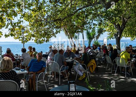 TREVIGNANO ROMANO ITALIEN, GROSSBRITANNIEN. 12. September 2021. An einem heißen Tag auf dem Bracciano-See können die Menschen im Freien am Seeufer speisen, während Familien die Sonne genießen, da die Temperaturen im September hoch bleiben. Kredit: amer ghazzal/Alamy Live Nachrichten Stockfoto