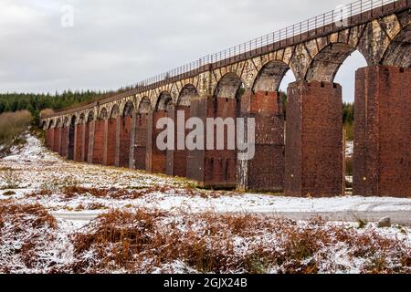 Eine schneebedeckte Landschaft am alten Eisenbahnviadukt am Big Water of Fleet, am Cairnsmore des Fleet National Nature Reserve, Dumfries und Gallow Stockfoto