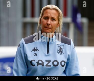 DAGENHAM, ENGLAND - 11. SEPTEMBER: Carla ward-Managerin von Aston Villa Women beim Barclays FA Women's Super League-Spiel zwischen West Ham United wo Stockfoto