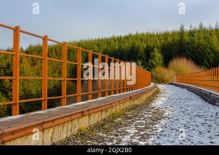 Ein schneebedeckter alter Eisenbahnviadukt am Big Water of Fleet am Cairnsmore, der in den Galloway Forest Park Dumfries und Galloway, Schottland, führt Stockfoto