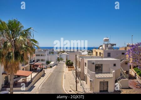 Stadtbild von Ayia Napa, malerische alte Straße und Mittelmeer, Zypern. Stockfoto