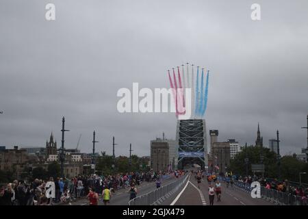 Newcastle upon Tyne, Großbritannien, 12. 2021. September 40. großer Nordlauf mit roten Pfeilen über der Tyne-Brücke mit Läufern für den größten Halbmarathon der Welt, Quelle: DEW/Alamy Live News Stockfoto