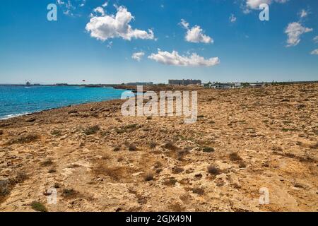 Sommerlandschaft mit Stadtbild von Ayia Napa und Nissi-Strand in der Ferne, Zypern. Stockfoto