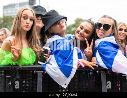 Nachtschwärmer beobachten Lyra beim TRNSMT Festival im Glasgow Green in Glasgow. Bilddatum: Sonntag, 12. September 2021. Stockfoto