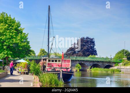 4. Juli 2019: Newark on Trent, Nottinghamshire, Großbritannien - The Castle Barge, berühmtes schwimmendes Pub, das auf dem Fluss Trent vertäut ist. Mann und Junge schauend auf das Boot. Stockfoto