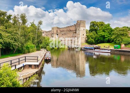 4. Juli 2019: Newark on Trent, Nottinghamshire, Großbritannien - Newark Castle, neben dem Fluss Trent, mit Booten, die am Kai festgemacht sind. Stockfoto