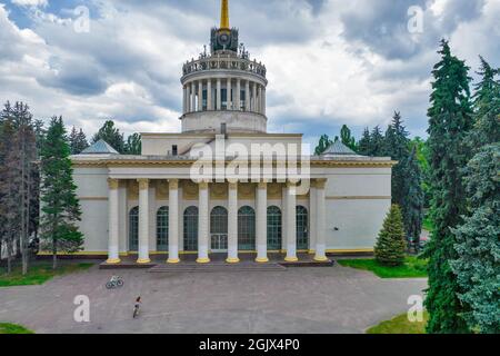 Luftaufnahme des Nationalen Expocenters der Ukraine oder des VDNH in Kiew, Pavillon 10. Stockfoto