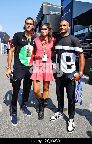 Monza, Italien. September 2021. Linda Morselli, Freundin des Fernando Alonso (ESP) Alpine F1 Teams, mit Gianmarco Tamberi (ITA) Olympic High Jump Champion (links) und Lamont Marcell Jacobs (ITA) Olympic 100m Champion (rechts). Großer Preis von Italien, Sonntag 12. September 2021. Monza Italien. Quelle: James Moy/Alamy Live News Stockfoto