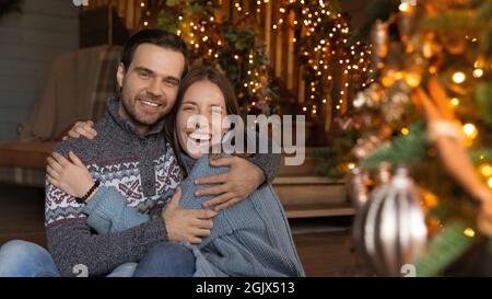 Porträt eines glücklichen, emotionalen jungen, liebevollen Familienpaares, das Weihnachten feiert. Stockfoto