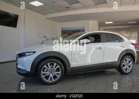 KIEW, UKRAINE - 10. MAI 2021: Neues weißes Mazda CX-30-Auto auf dem Display in Autohaus Auto International. Crossover-SUV, hergestellt in Japan von Mazda Stockfoto