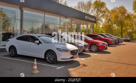 KIEW, UKRAINE - 10. MAI 2021: Neue Mazda Autos auf dem Display vor dem Autohaus Auto International. Autos hergestellt in Japan von Mazda Motor Corpo Stockfoto