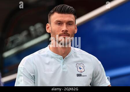 Nottingham, Großbritannien. September 2021. Kieffer Moore #10 von Cardiff City kommt am 9/12/2021 auf dem City Ground in Nottingham, Großbritannien an. (Foto von Mark Cosgrove/News Images/Sipa USA) Quelle: SIPA USA/Alamy Live News Stockfoto