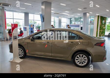 KIEW, UKRAINE - 15. MAI 2021: Neues Toyota Corolla Hybrid-Auto im Autohaus City Plaza. Es ist eine Linie von subkompakten und kompakten Autos Hersteller Stockfoto