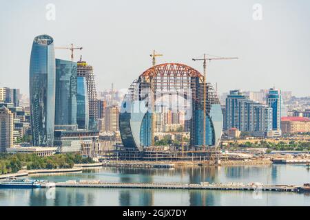 Bau eines neuen Hochhauses auf dem Boulevard in Baku Stockfoto