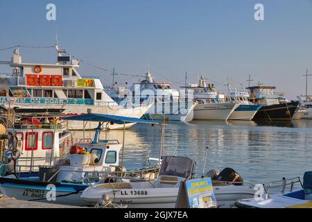 AYIA NAPA, ZYPERN - 22. MAI 2021: Schiffe und Boote liegen im Hafen von Ayia Napa. Ayia Napa ist ein Touristenort am östlichen Ende des südlichen CO Stockfoto