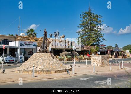 AYIA NAPA, ZYPERN - 23. MAI 2021: Internationales Restaurant Jungle Mania an der sonnigen Nissi Avenue im Sommer. Ayia Napa ist ein Touristenresort in der Ferne Stockfoto