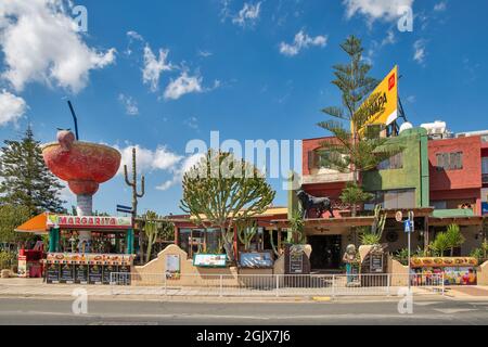 AYIA NAPA, ZYPERN - 23. MAI 2021: Margarita mexikanische Bar an der sonnigen Nissi Avenue im Sommer. Ayia Napa ist ein Touristenresort am östlichen Ende der Sout Stockfoto