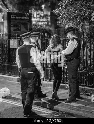 Eine Frau wird in Soho, London, verhaftet. Stockfoto