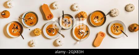 Kürbiscremesuppe mit Sauerrahm, Samen und Croutons Stockfoto