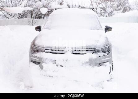 KRASNODAR, RUSSLAND - 16. Februar 2021: Schneebedeckter Volkswagen Tiguan auf der Auffahrt Stockfoto