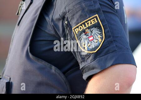 Hamburg, Deutschland. September 2021. Das Logo der Polizei aus Österreich ist auf der Uniform eines Polizisten bei einem Großscheck auf dem Hamburger Fischmarkt zu sehen. Die Hamburger Polizei überprüfte mit Unterstützung von spezialisierten Polizeibeamten aus zehn Bundesländern, Österreich und der Schweiz sowie Unterstützung durch den Zoll im Rahmen der 15. DIS-Woche (Drogenerkennung im Straßenverkehr) zahlreiche Personen und Fahrzeuge. Kredit: Bodo Marks/dpa/Bodo Marks/dpa/Alamy Live Nachrichten Stockfoto