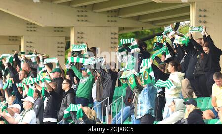 Stockholm, Schweden. September 2021. Hammarby IF FF Fans singen während des Spiels in der Schwedischen Liga OBOS Damallsvenskan am 12. September 2021 zwischen Hammarby IF und FC Rosengard im Hammarby IP in Stockholm, Schweden Quelle: SPP Sport Pressefoto. /Alamy Live News Stockfoto