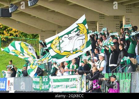 Stockholm, Schweden. September 2021. Hammarby IF FF Fans singen während des Spiels in der Schwedischen Liga OBOS Damallsvenskan am 12. September 2021 zwischen Hammarby IF und FC Rosengard im Hammarby IP in Stockholm, Schweden Quelle: SPP Sport Pressefoto. /Alamy Live News Stockfoto