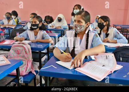 Dhaka, Bangladesch - 12. September 2021: Schüler der Vikarunnisa-Schule in Dhaka. Alle Schulen und Colleges des Landes haben wieder aufgesetzt Stockfoto