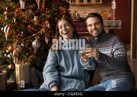 Glückliches, liebevolles Paar, das das kommende neue Jahr feiert. Stockfoto